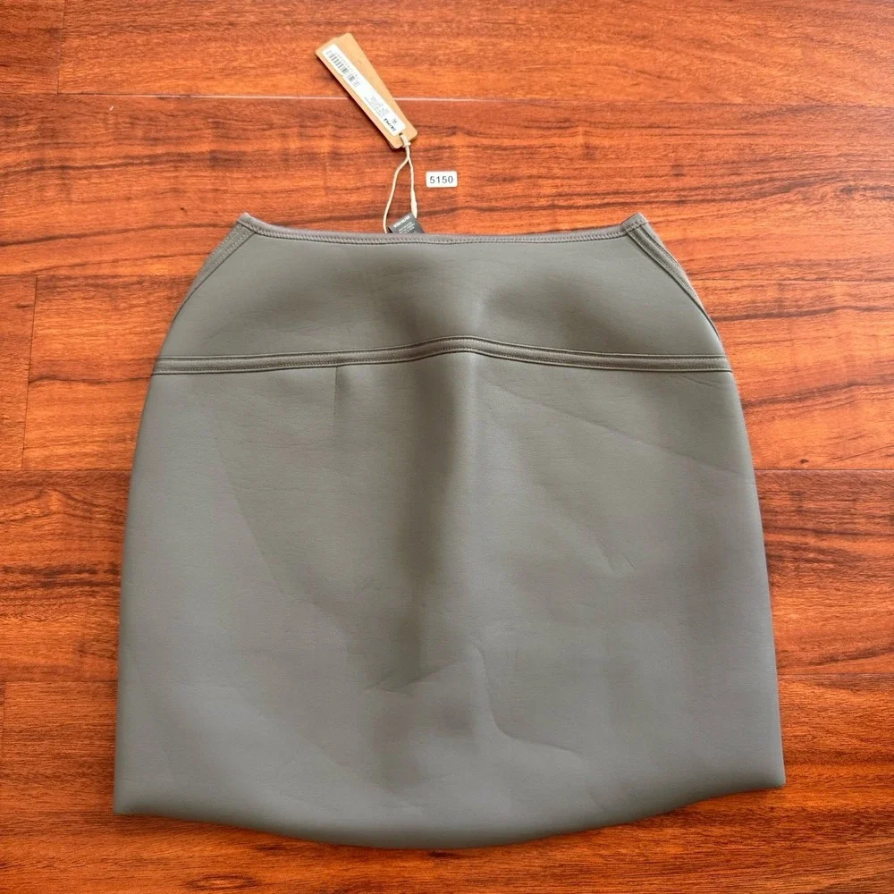 NWT SKIMS Rubberized Scuba Swim Skirt Gray Chalk Size XS Zipper